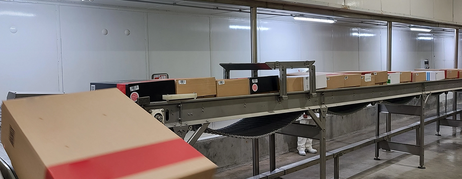 imagen de fondo, linea de produccion de un frigorifico