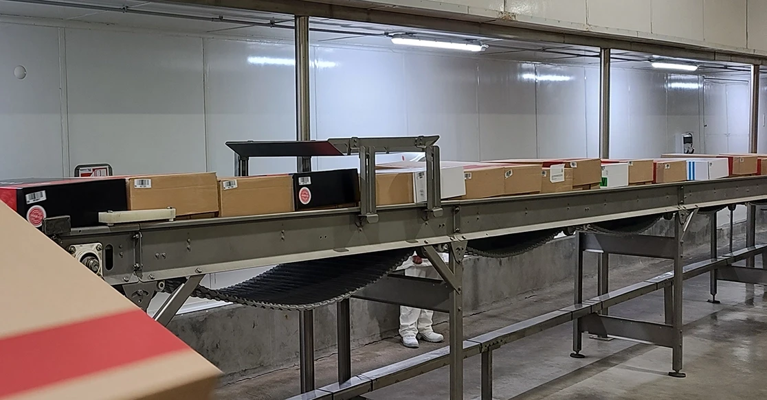 imagen de fondo, linea de produccion de un frigorifico